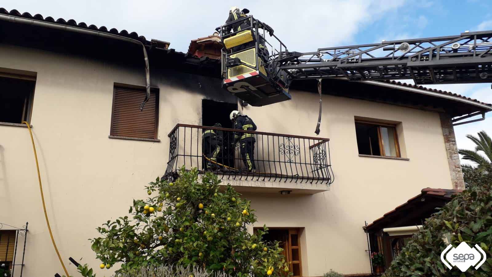 Bomberos del SEPA en el incendio urbano de Llanera.