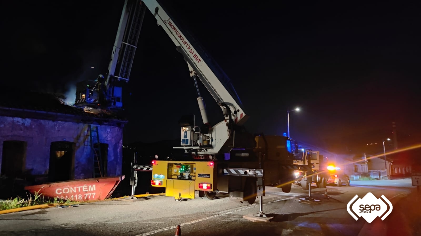 Los bomberos de San Martn del Rey Aurelio trabajando en la extincin de la vivienda afectada en Langreo