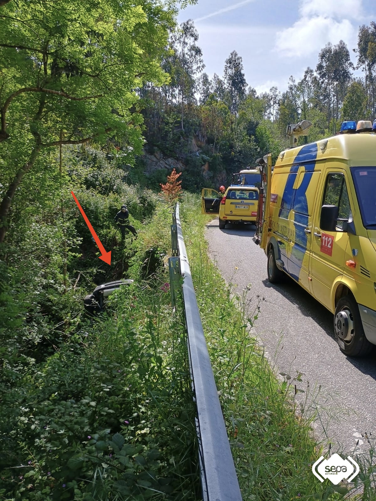 Los bomberos interviniendo en el lugar del siniestro