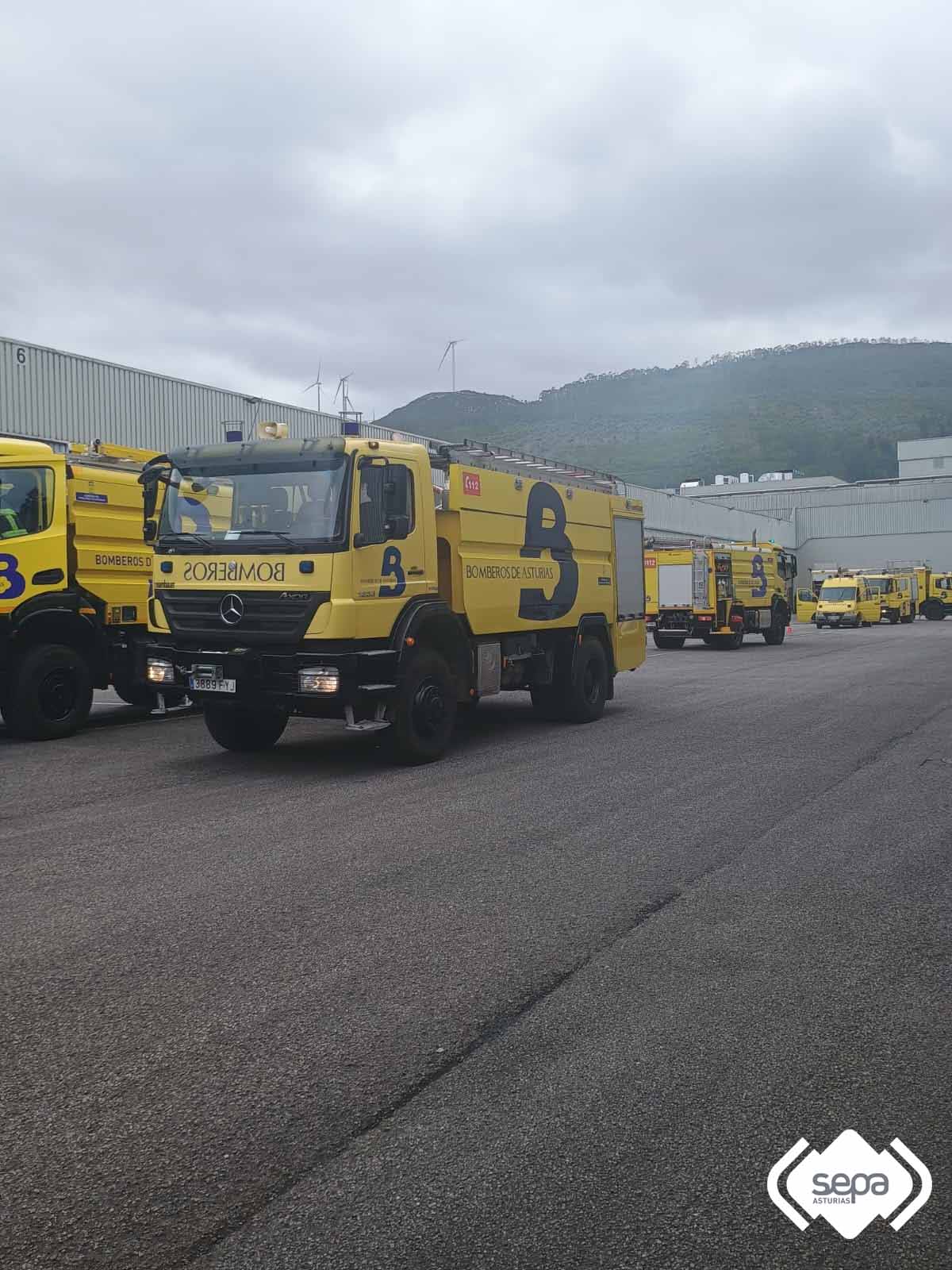 Vehculos de Bomberos del SEPA en la empresa de productos lcteos de Navia.