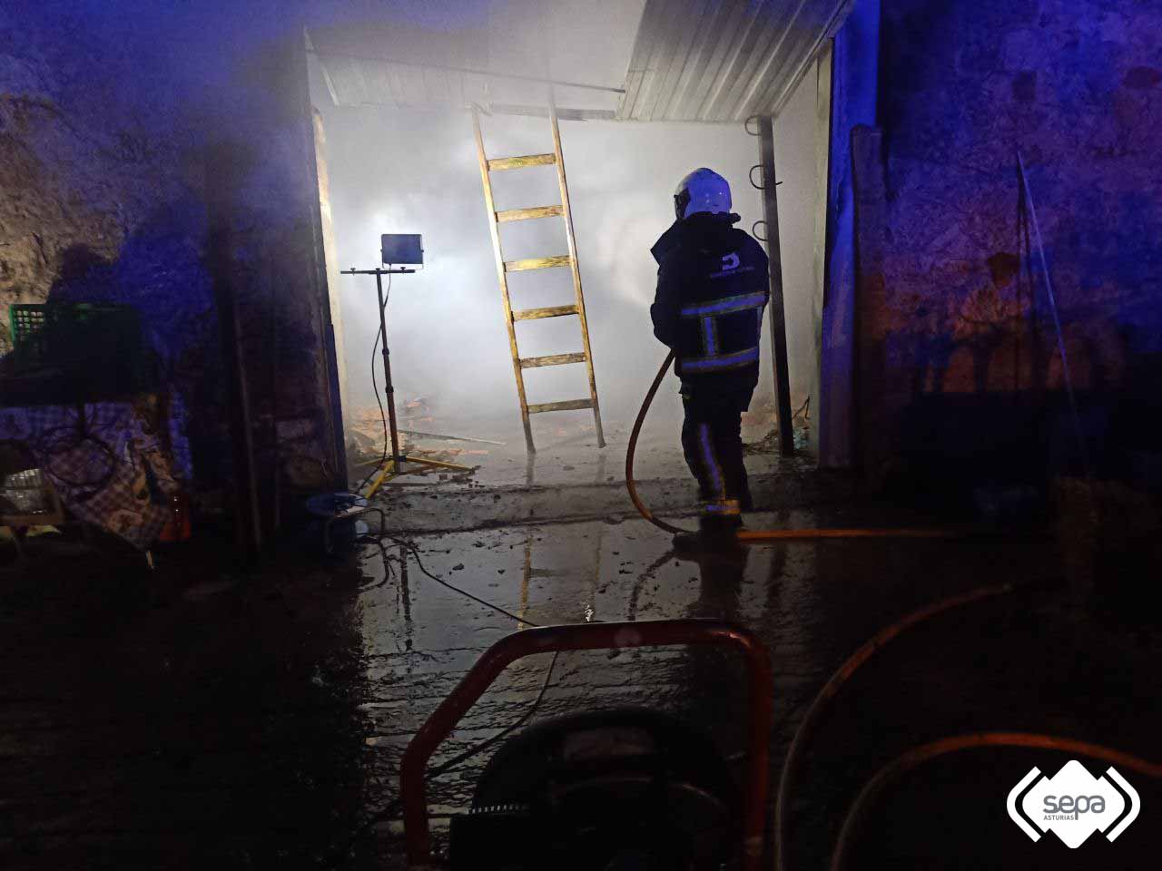 Bomberos en el incendio de Soto de Agues, Sobrescobio.