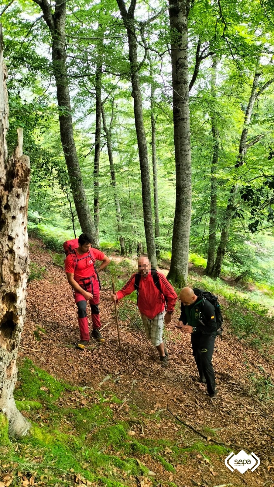 El afectado junto a efectivos de Bomberos del SEPA y de la Guardia Civil en el lugar donde fue localizado esta maana