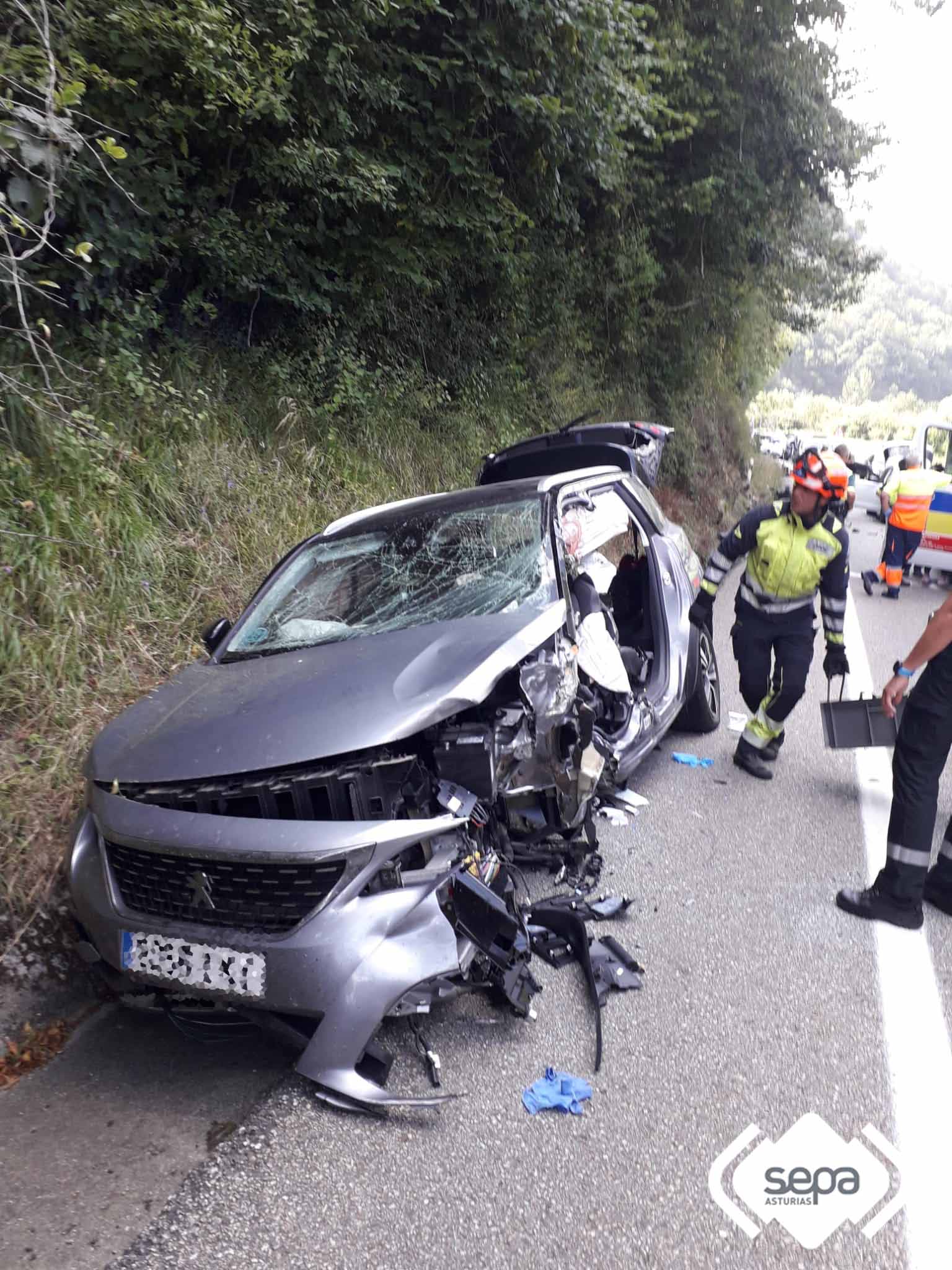 Uno de los coches accidentados en Lena.