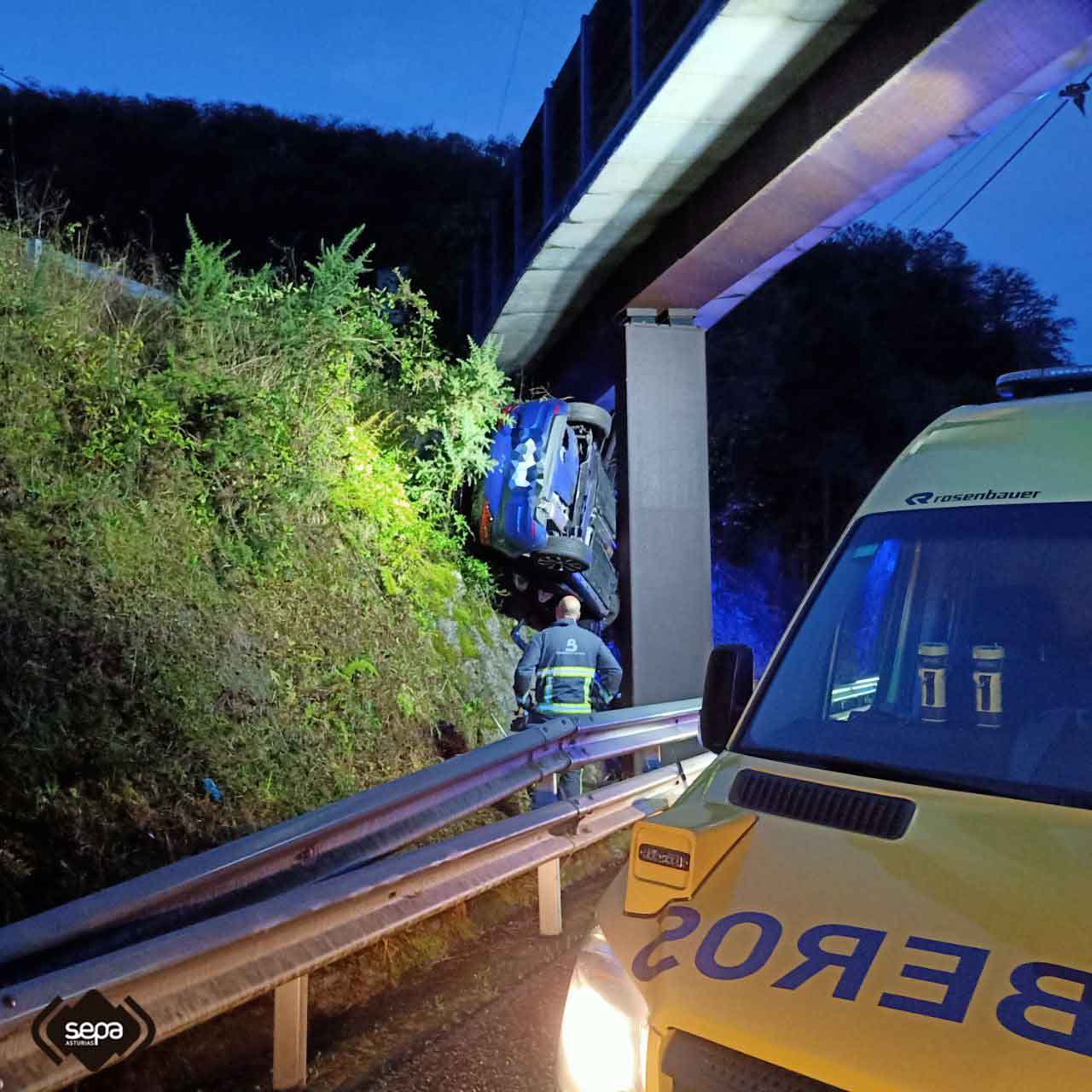 Bomberos de Mieres en el accidente de Aller.