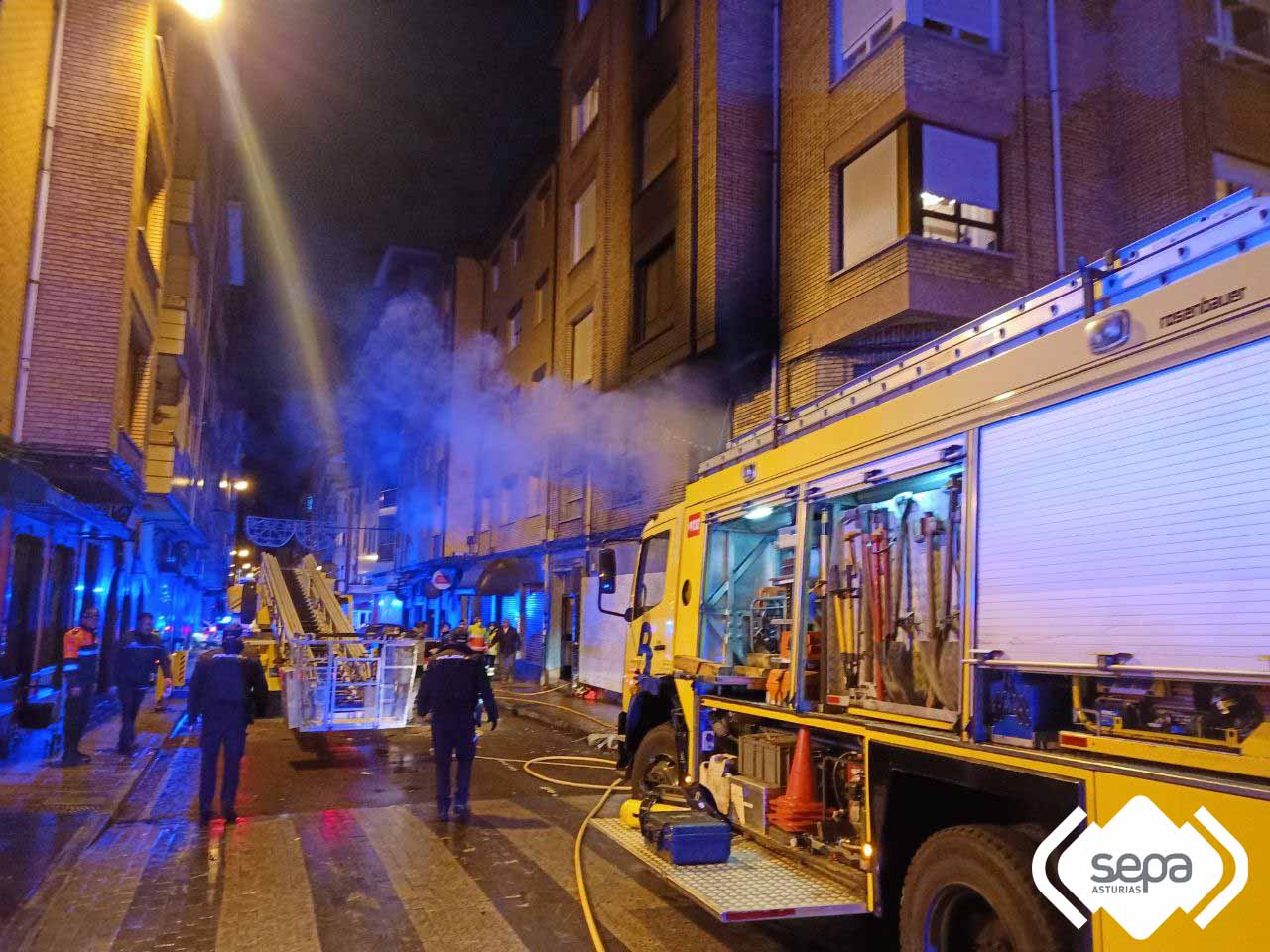 Bomberos en la calle del incendio de Mieres.