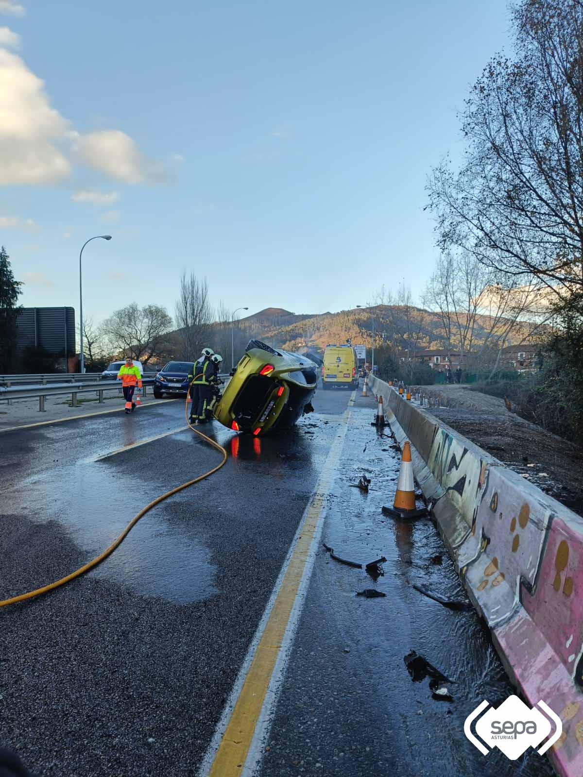 Coche accidentado en Mieres.