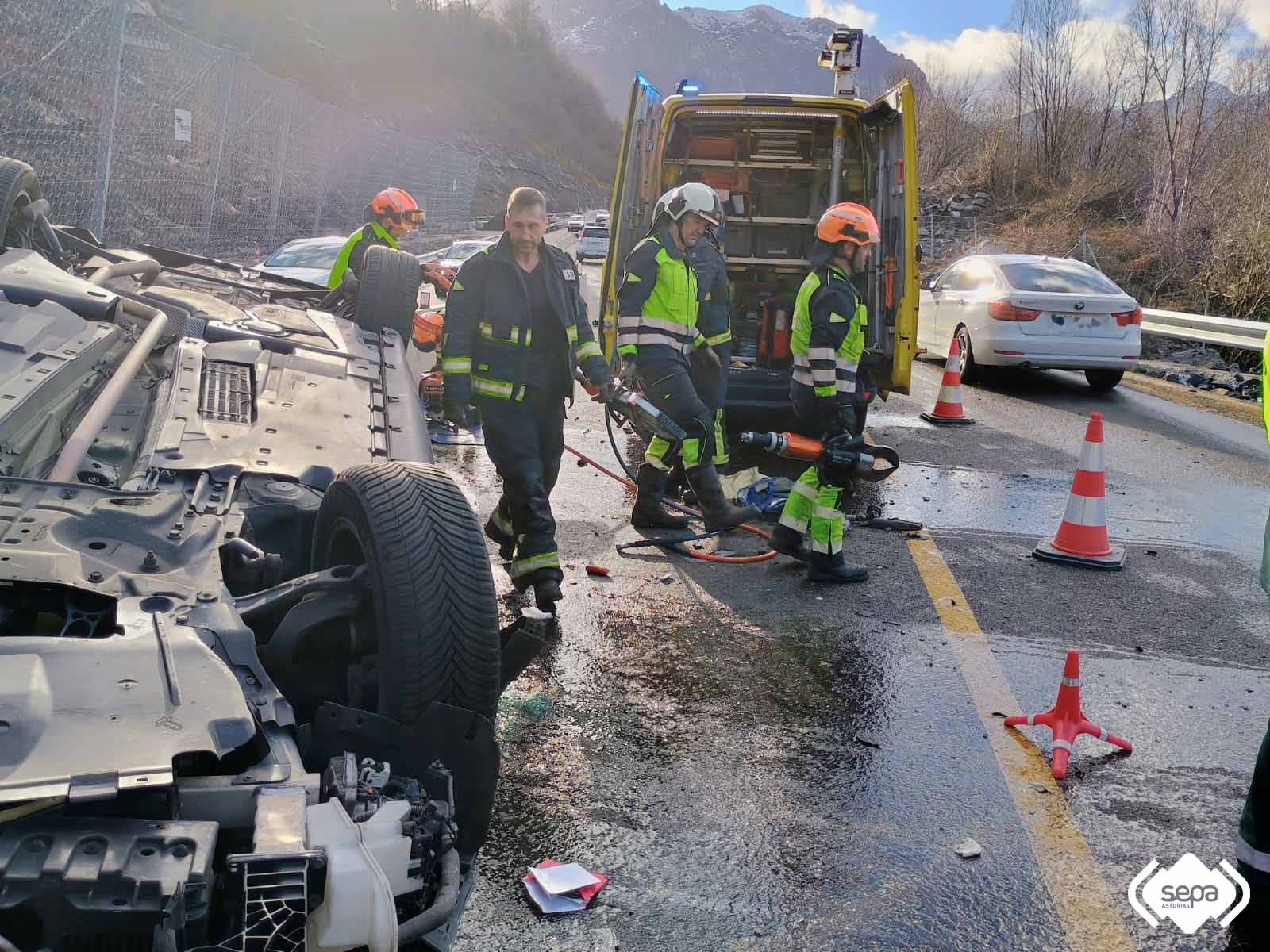 Bomberos de Mieres en el accidente de trfico en la AP-66 en Lena.