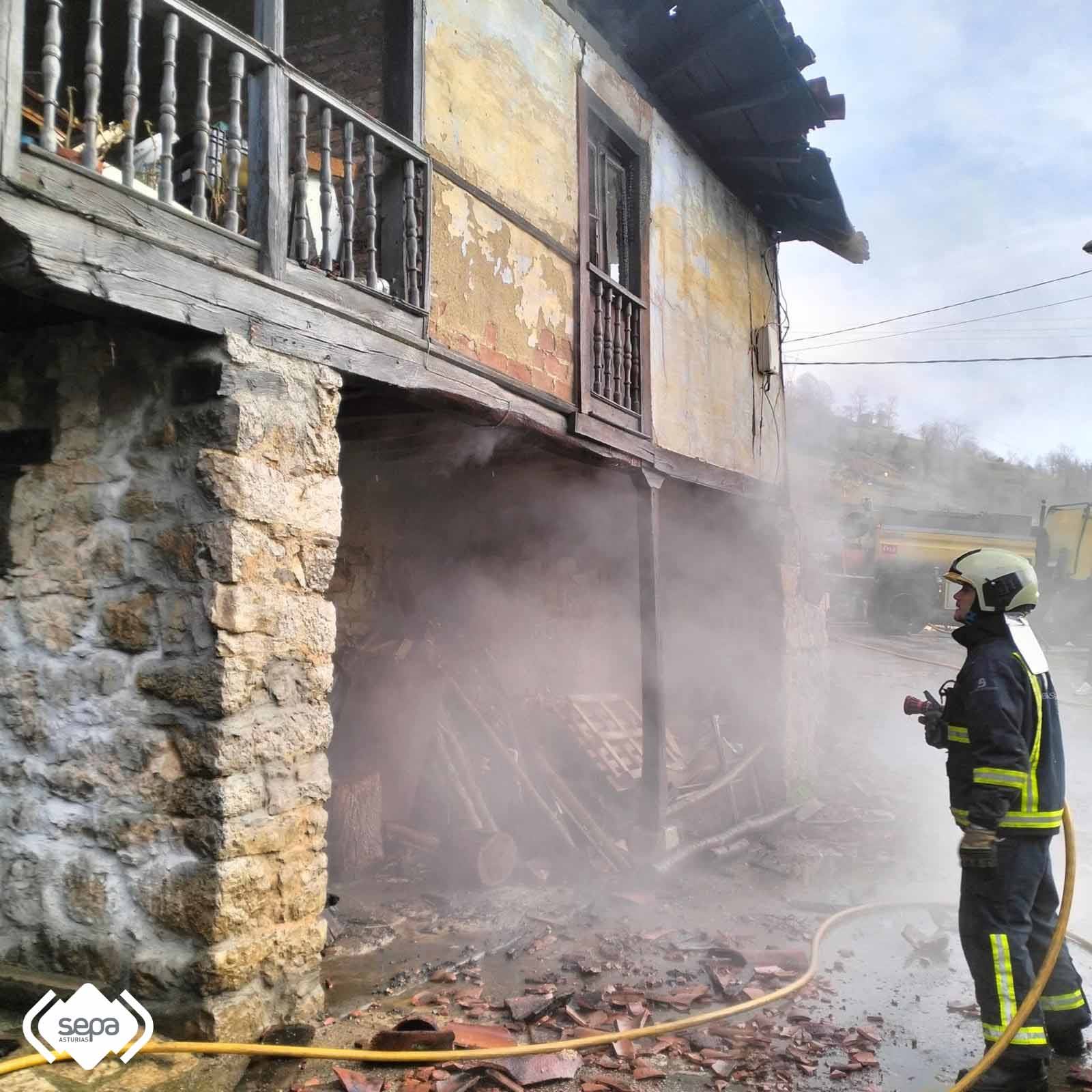 Bomberos trabajando en Palacis, Lena.