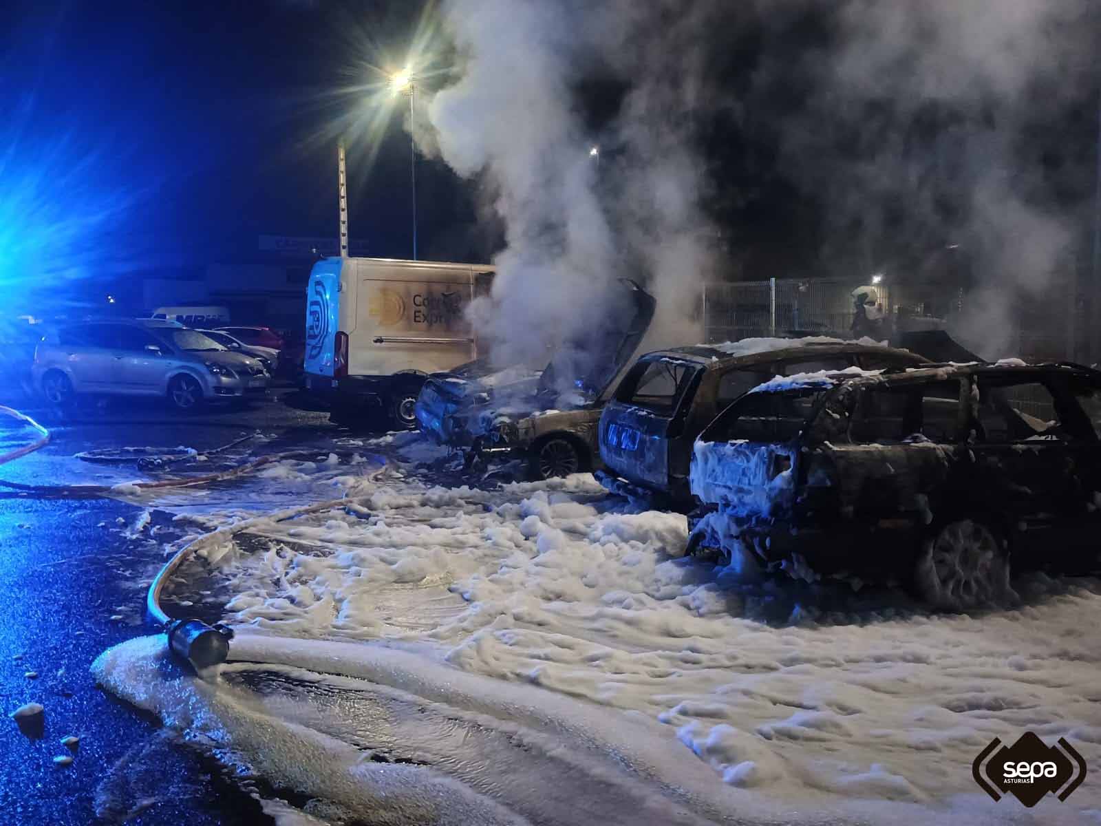 Coches incendiados en Nan, Siero.