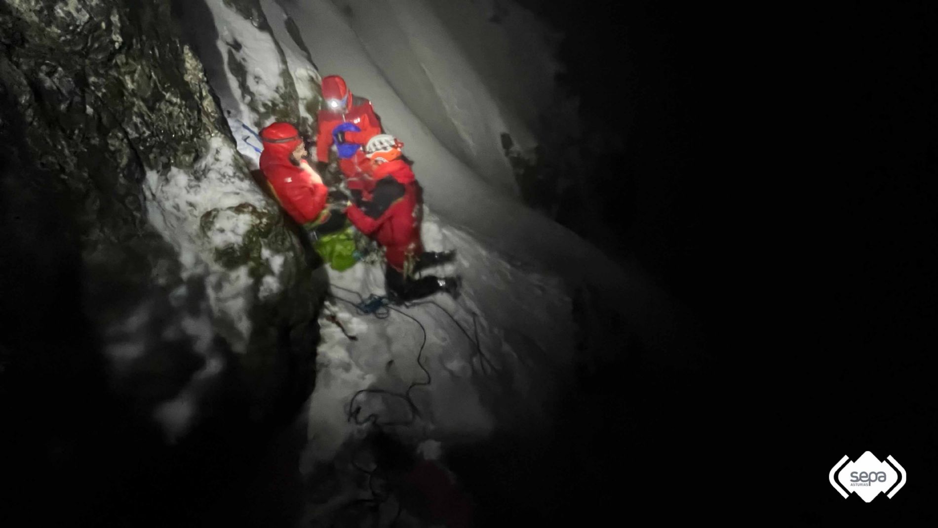 Atendiendo a los escaladores.